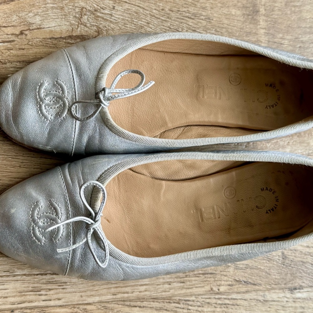 CHANEL Silver Leather Ballet Flats with Bow Detail